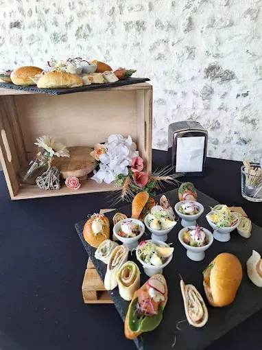 Des mets sur une table pour fêter un évènement