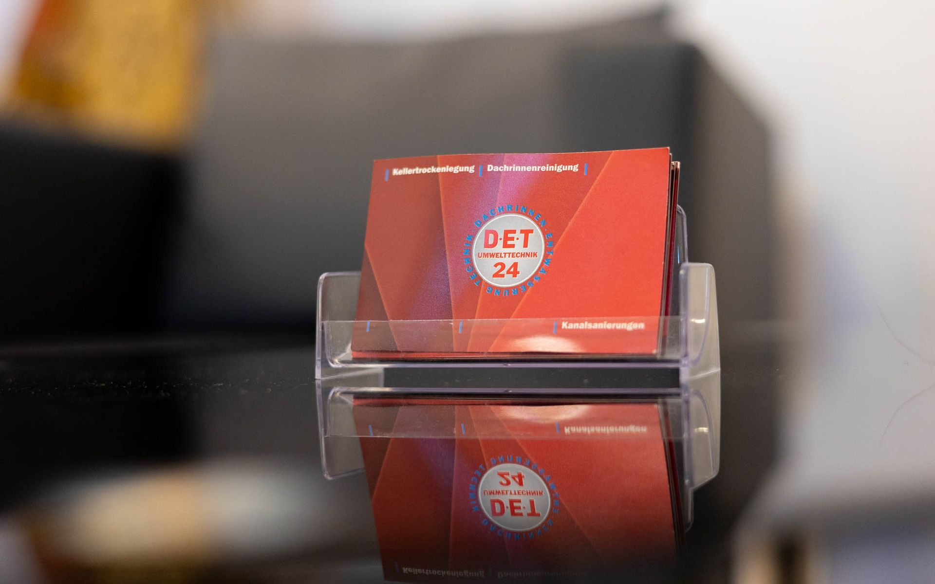 Eine Nahaufnahme einer Visitenkarte in einem Halter auf einem Tisch.