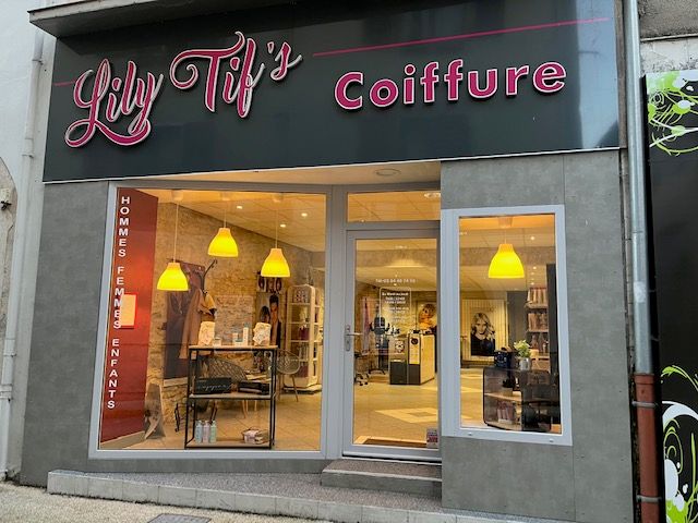 Devanture et enseigne du salon