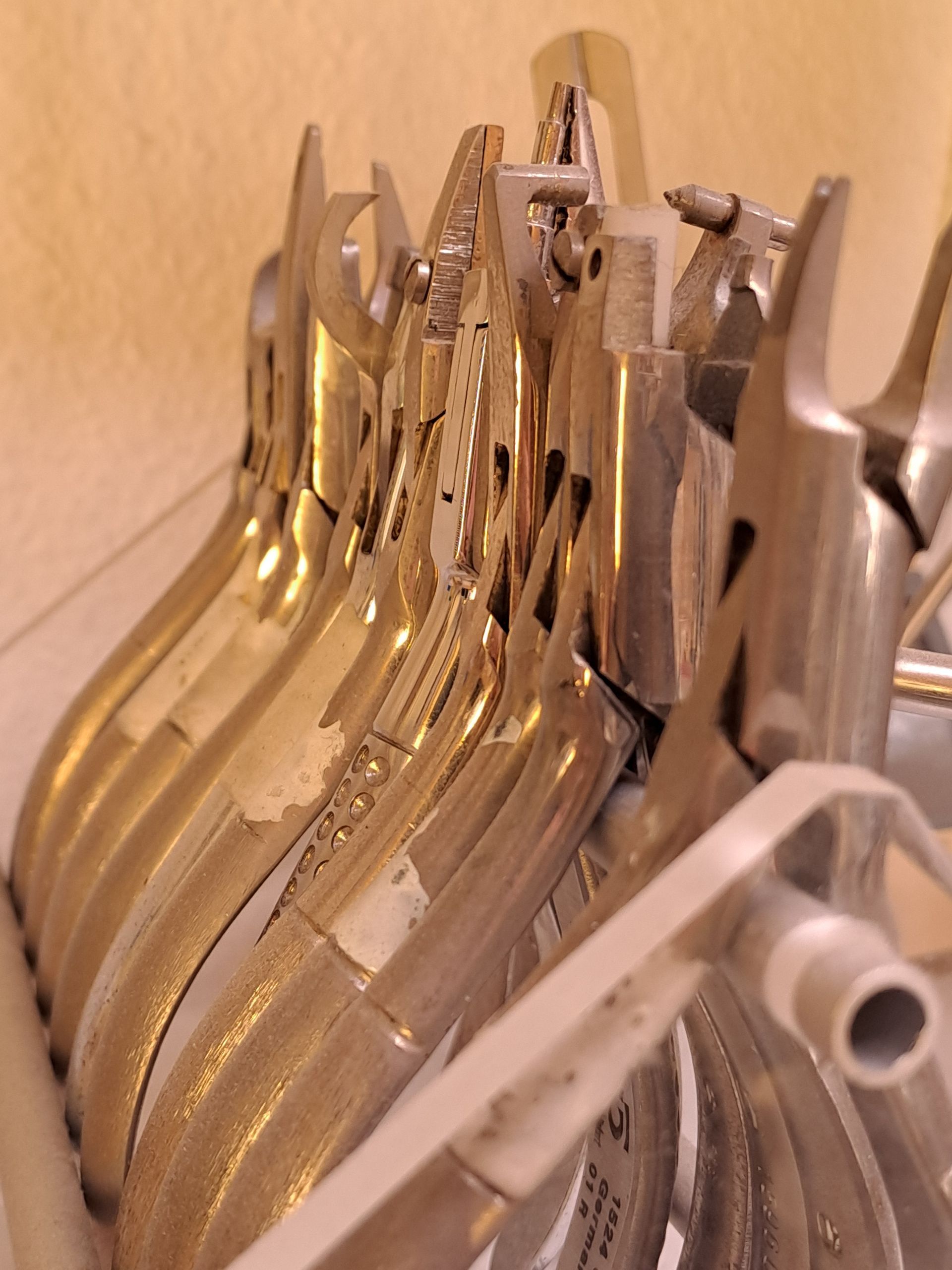 Ein Bündel Zangen sind in einer Reihe aufgereiht