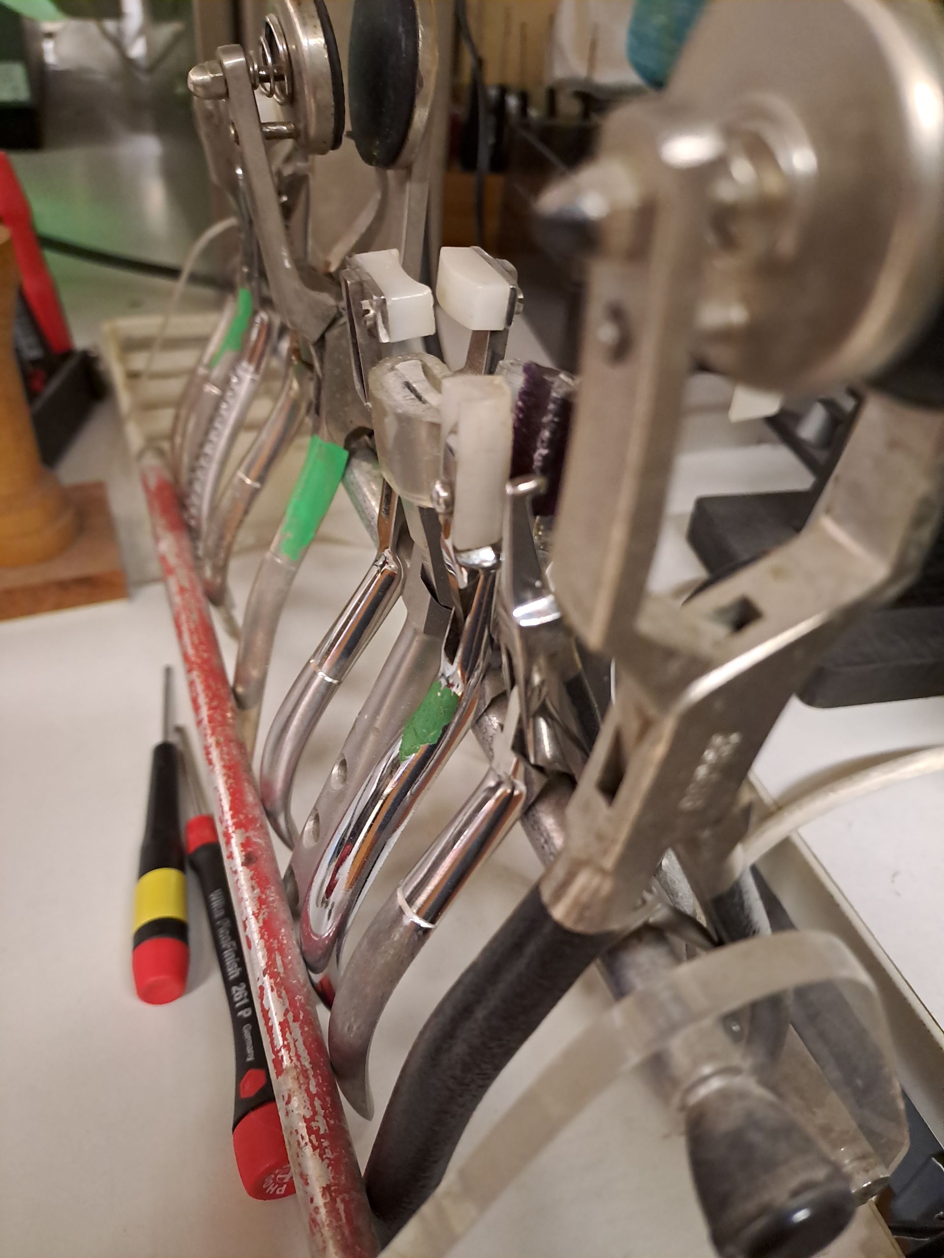 Eine Reihe von Zangen und einem Schraubendreher auf einem Tisch