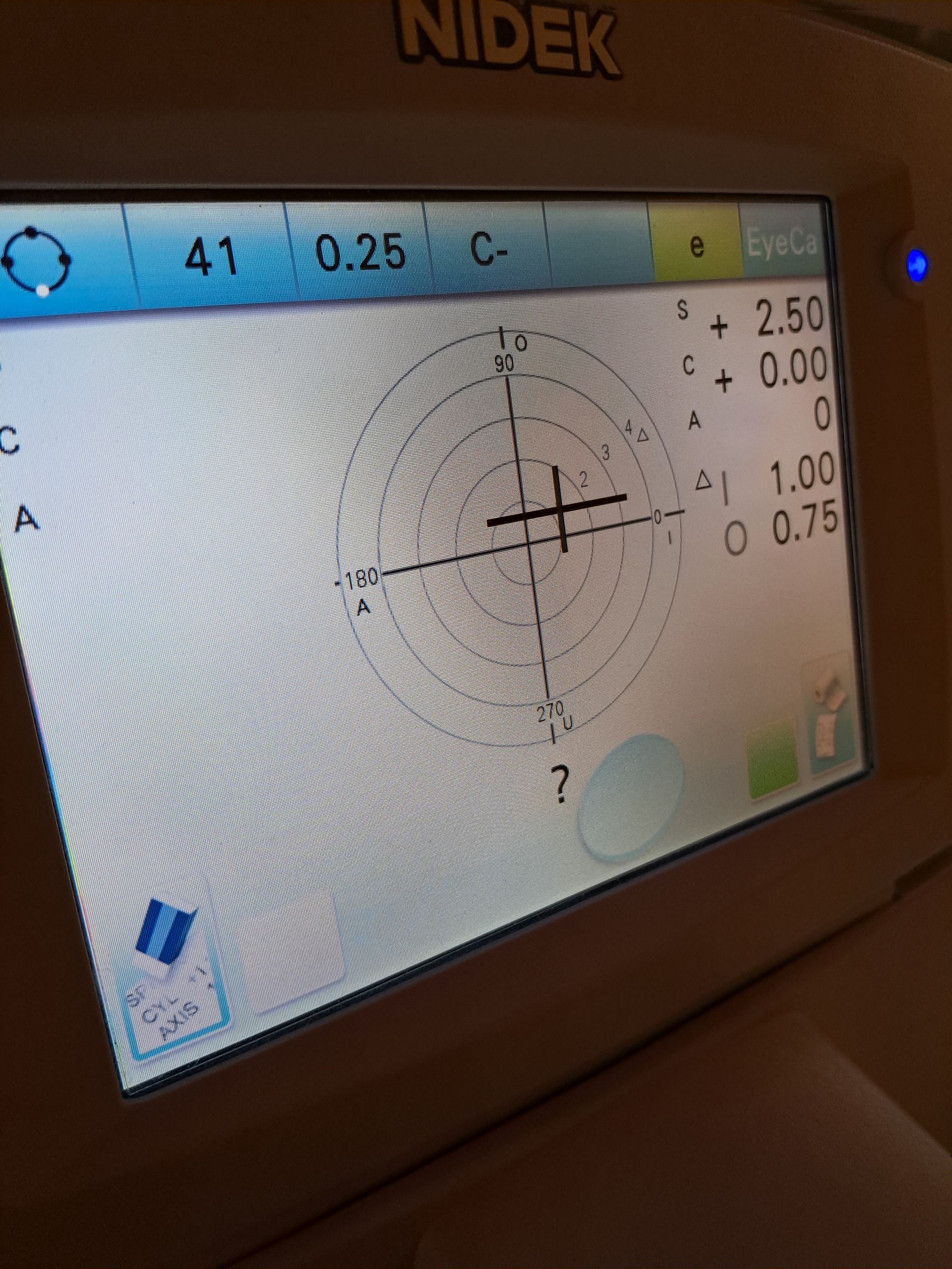 Ein Nidek-Monitor mit einem Kreis darauf