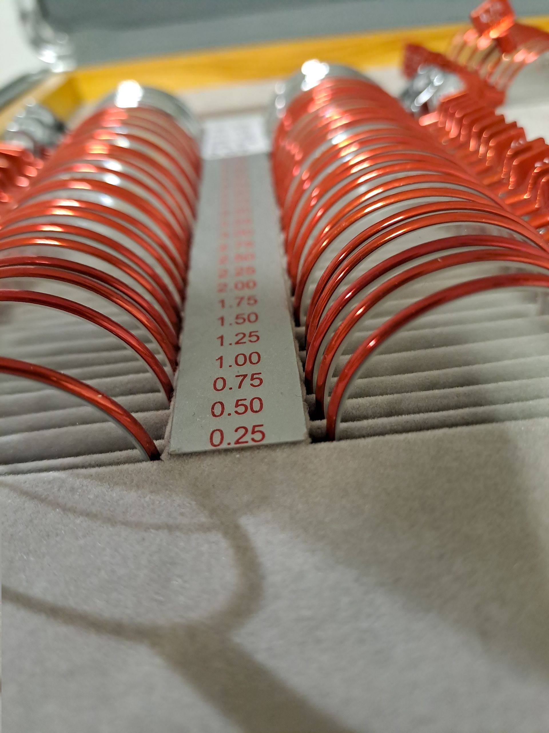 Eine Nahaufnahme einer Schachtel mit Gläsern mit Nummern darauf