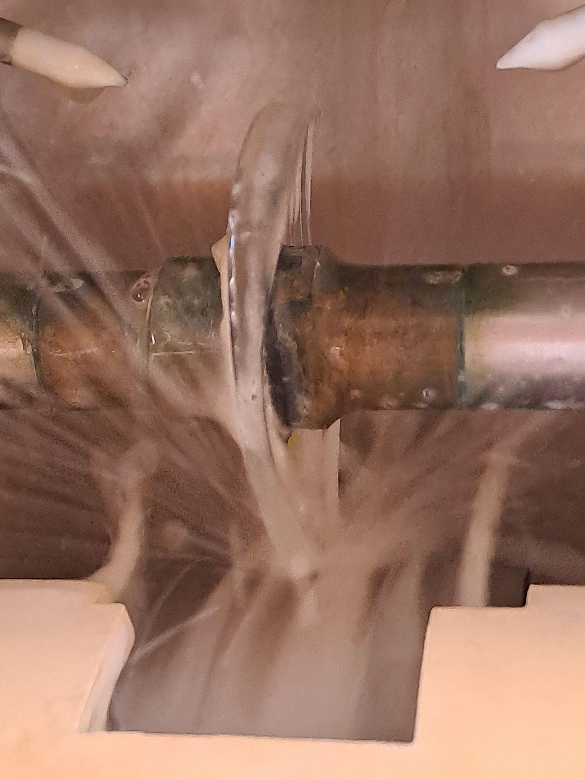 Eine Nahaufnahme eines Rohrs, aus dem Wasser kommt.