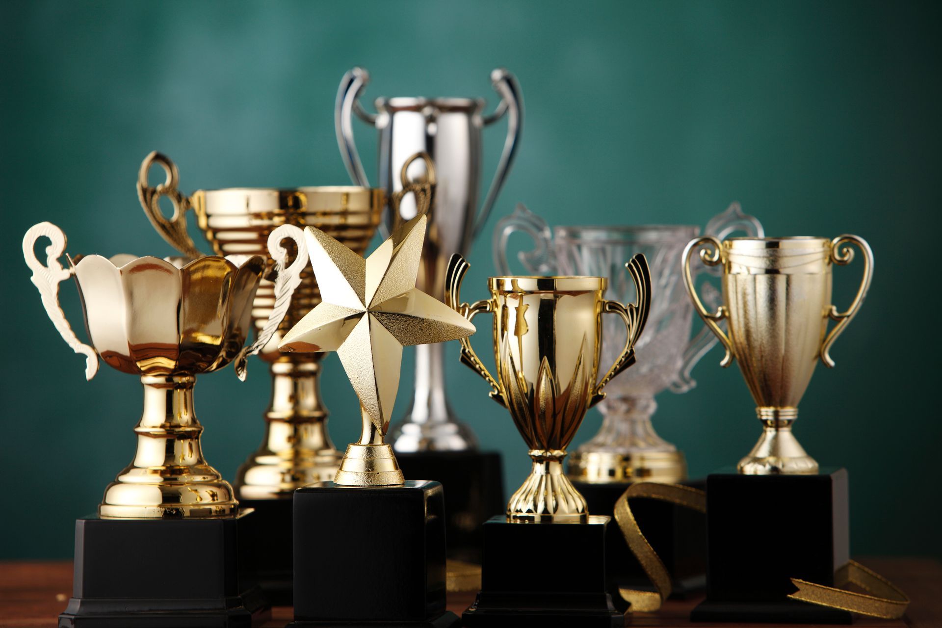 Assortiment de trophées.