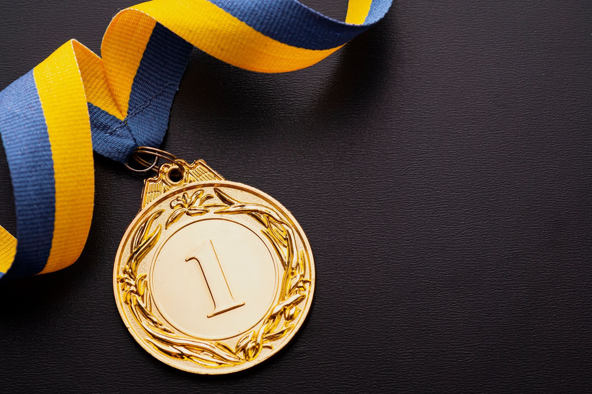 Médaille d’or sur fond noir