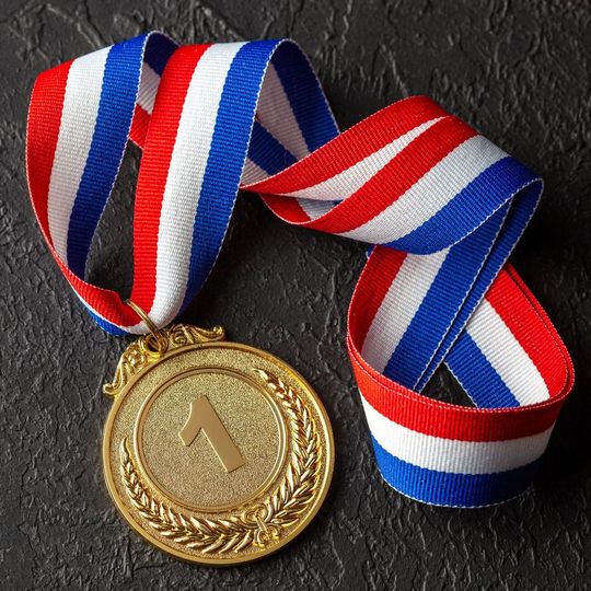 Médaille d’or posée sur un fond noir
