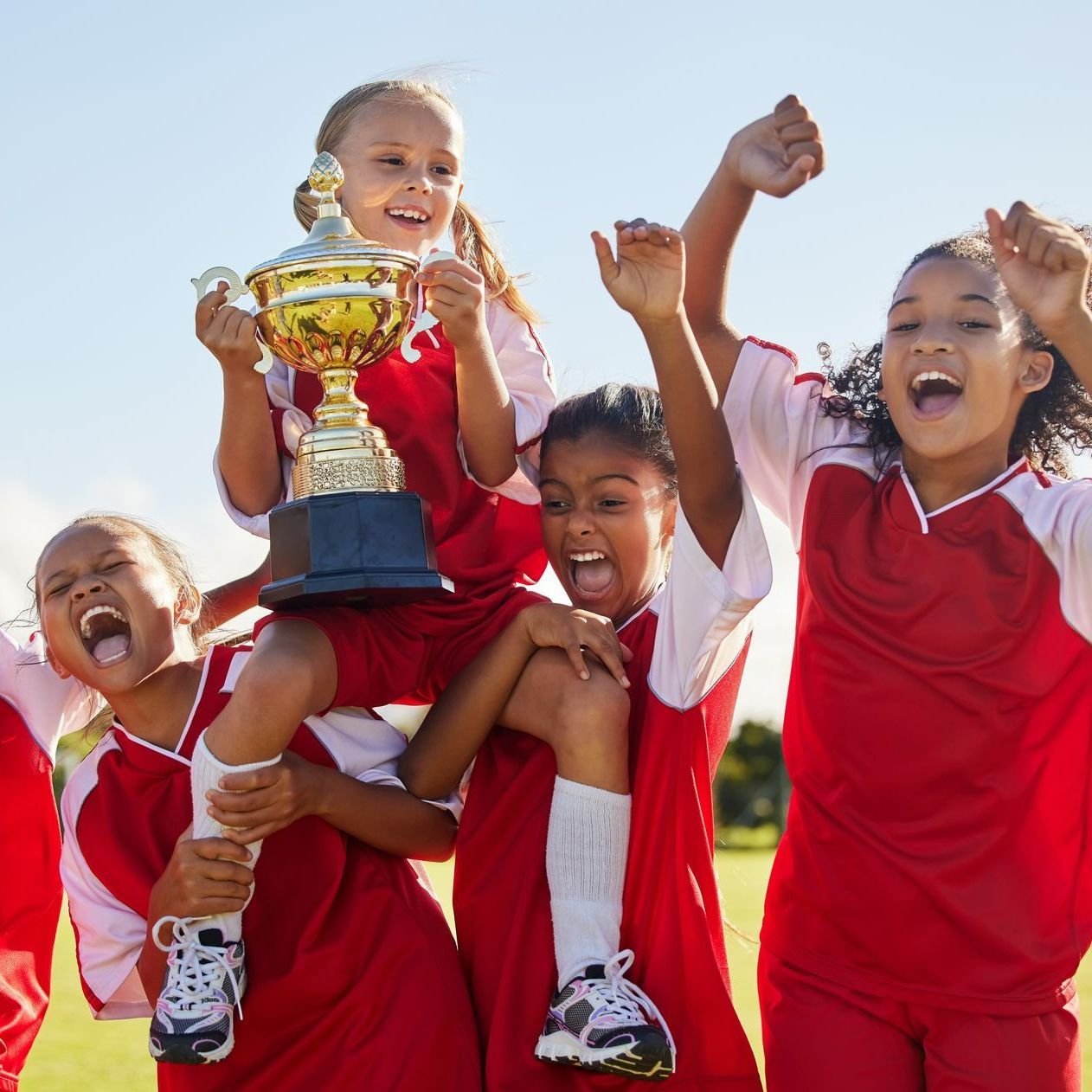 Petites filles heureuses célébrant une victoire