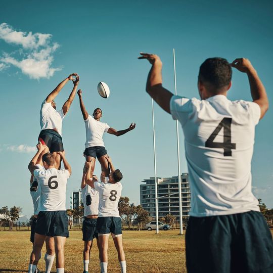 Hommes qui jouent au rugby