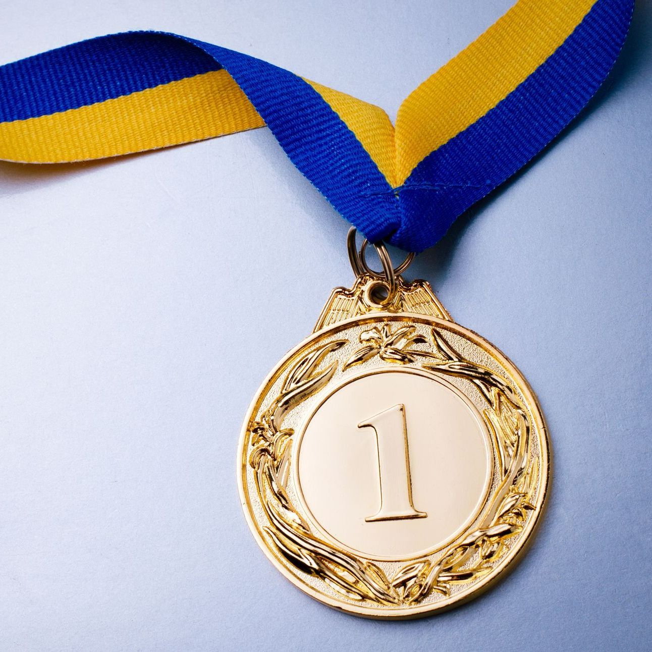 Médaille avec ruban bleu et jaune