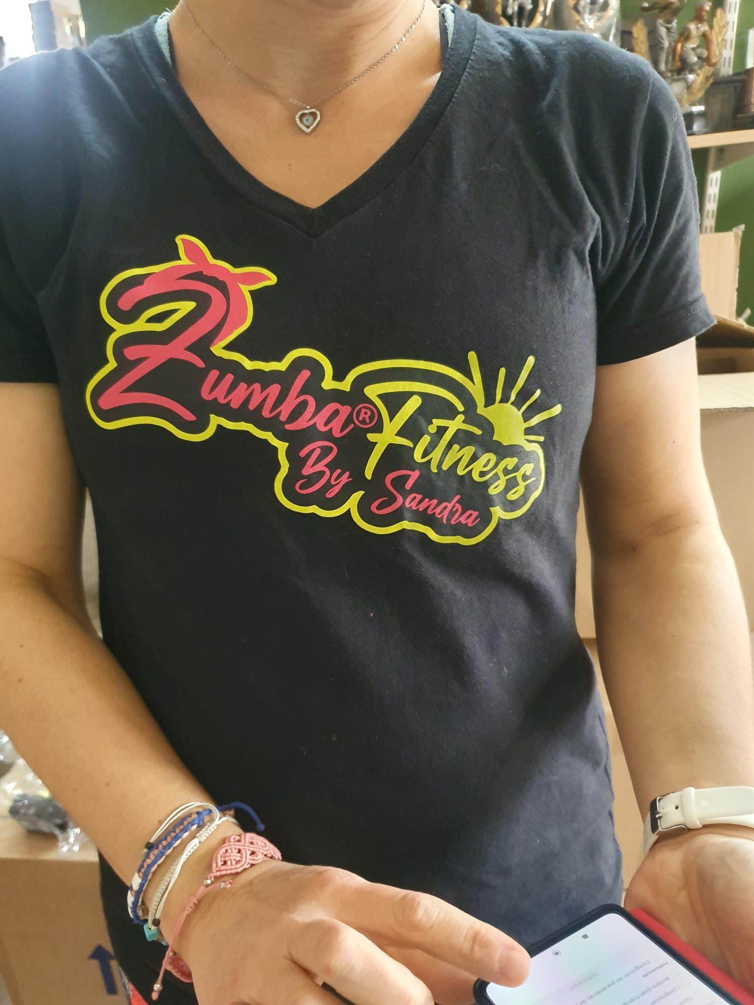 Tee-shirt noir avec un flocage pour salle de sport