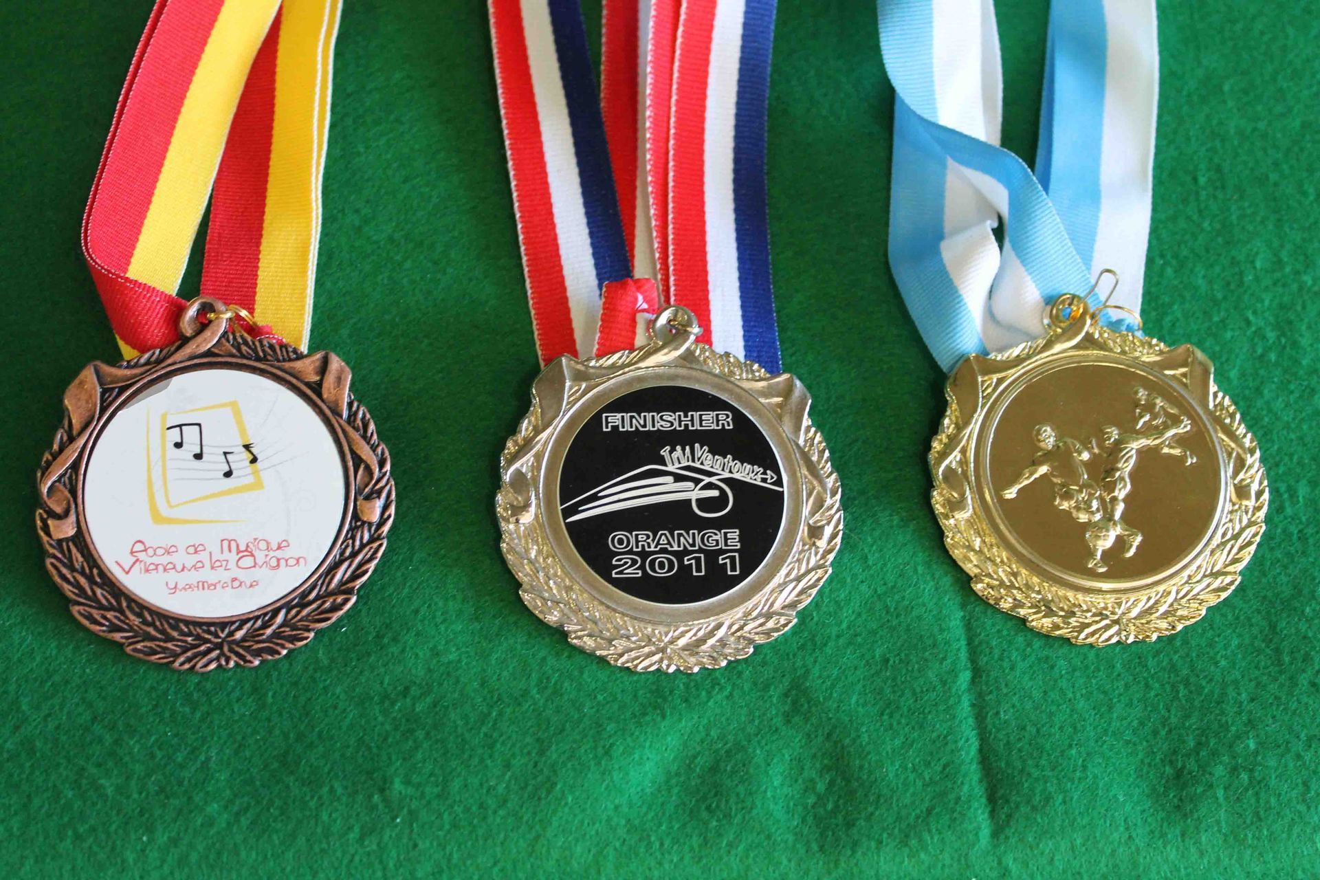 Trois médailles.