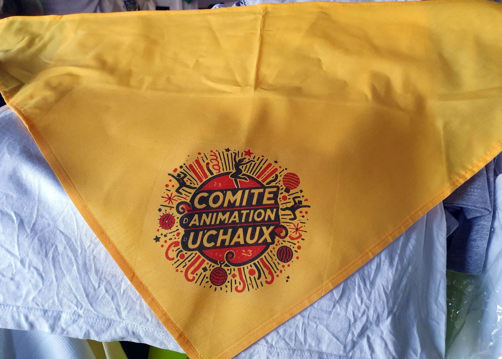 Foulard orange avec flocage