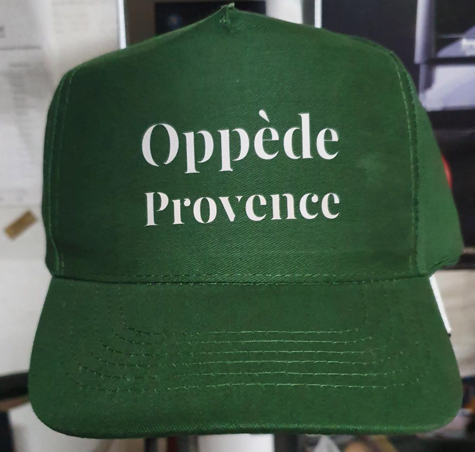 Flocage sur une casquette verte