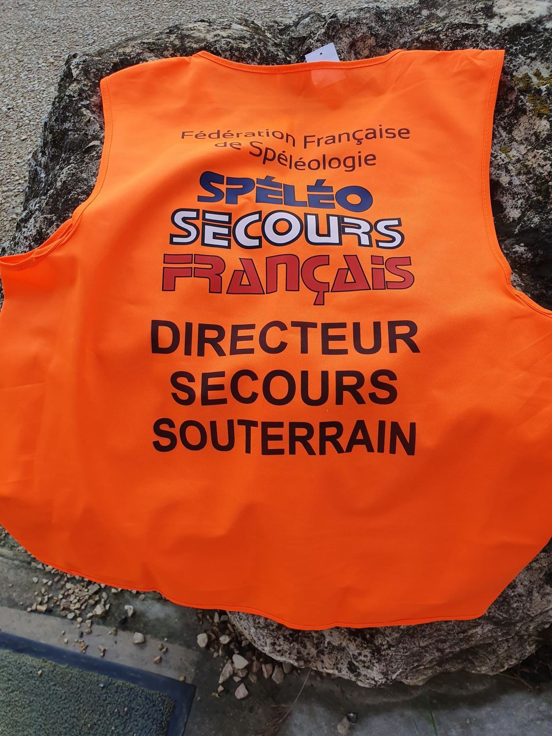 Flocage sur un gilet de sécurité orange