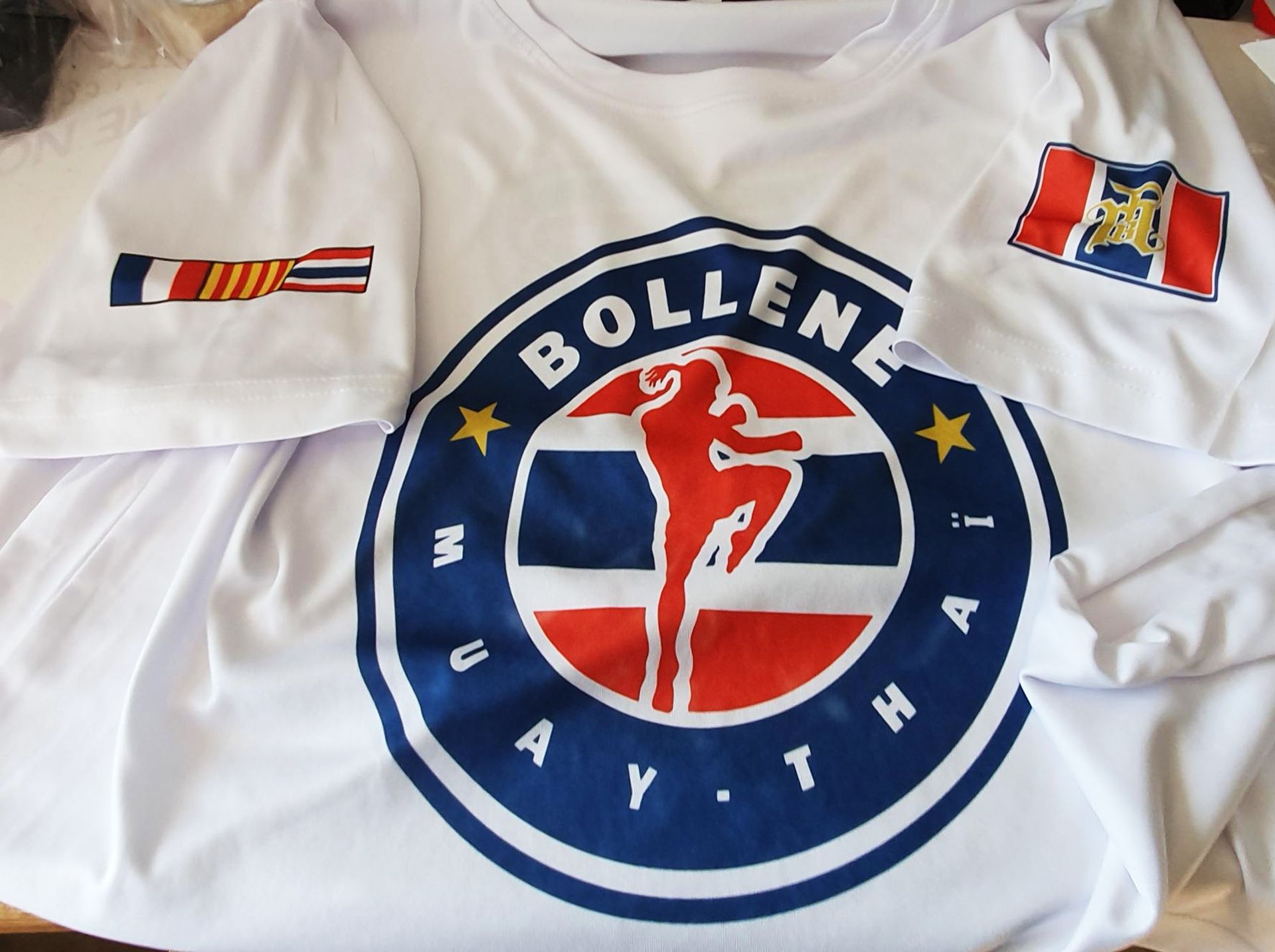 Tee-shirt blanc avec un flocage du club de Bollène
