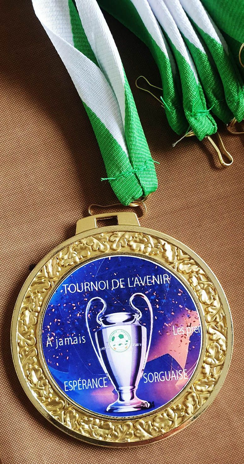 Médaille d’or posée sur un fond noir.
