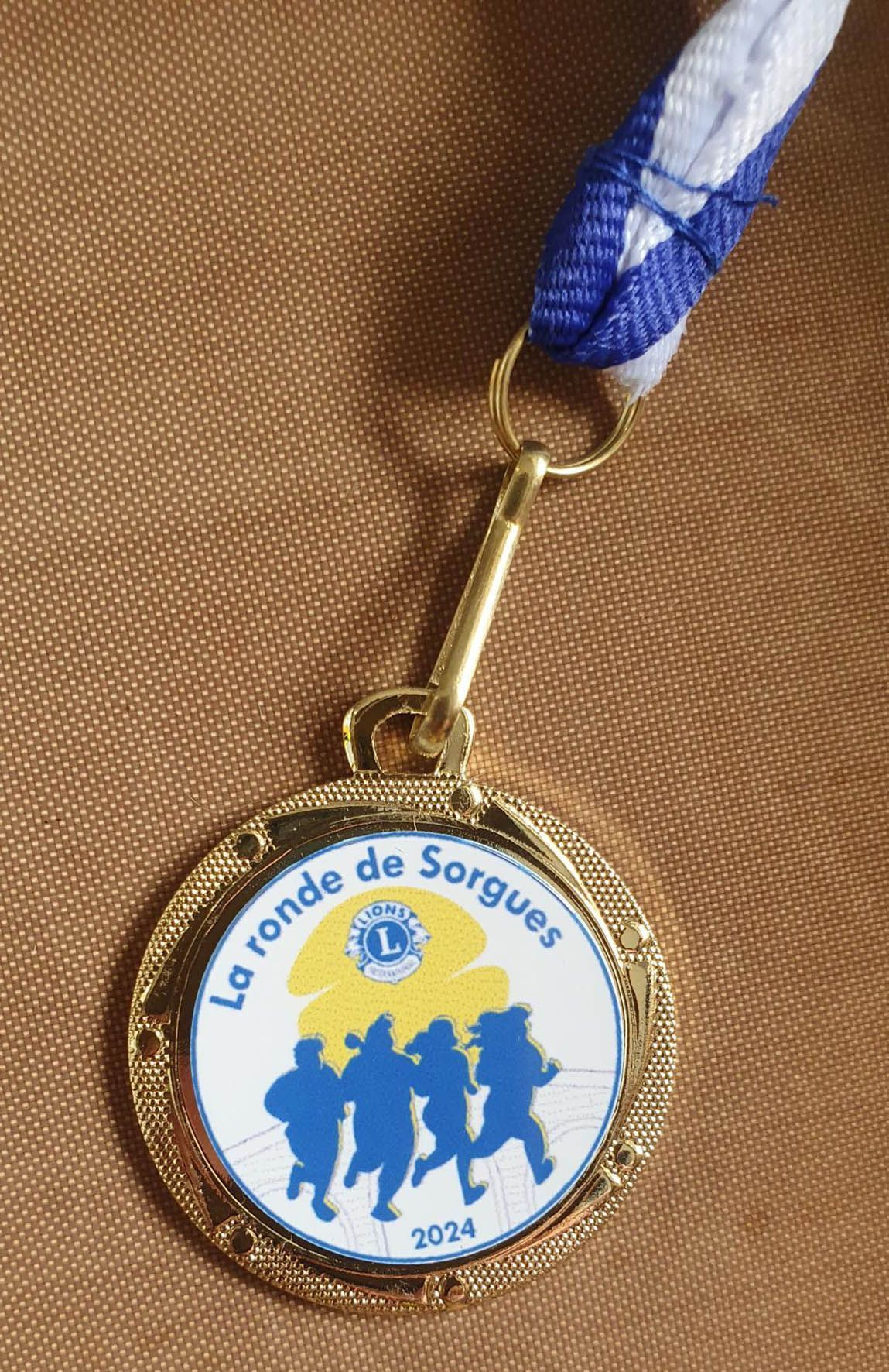 Médaille avec pastille de couleur blanche.