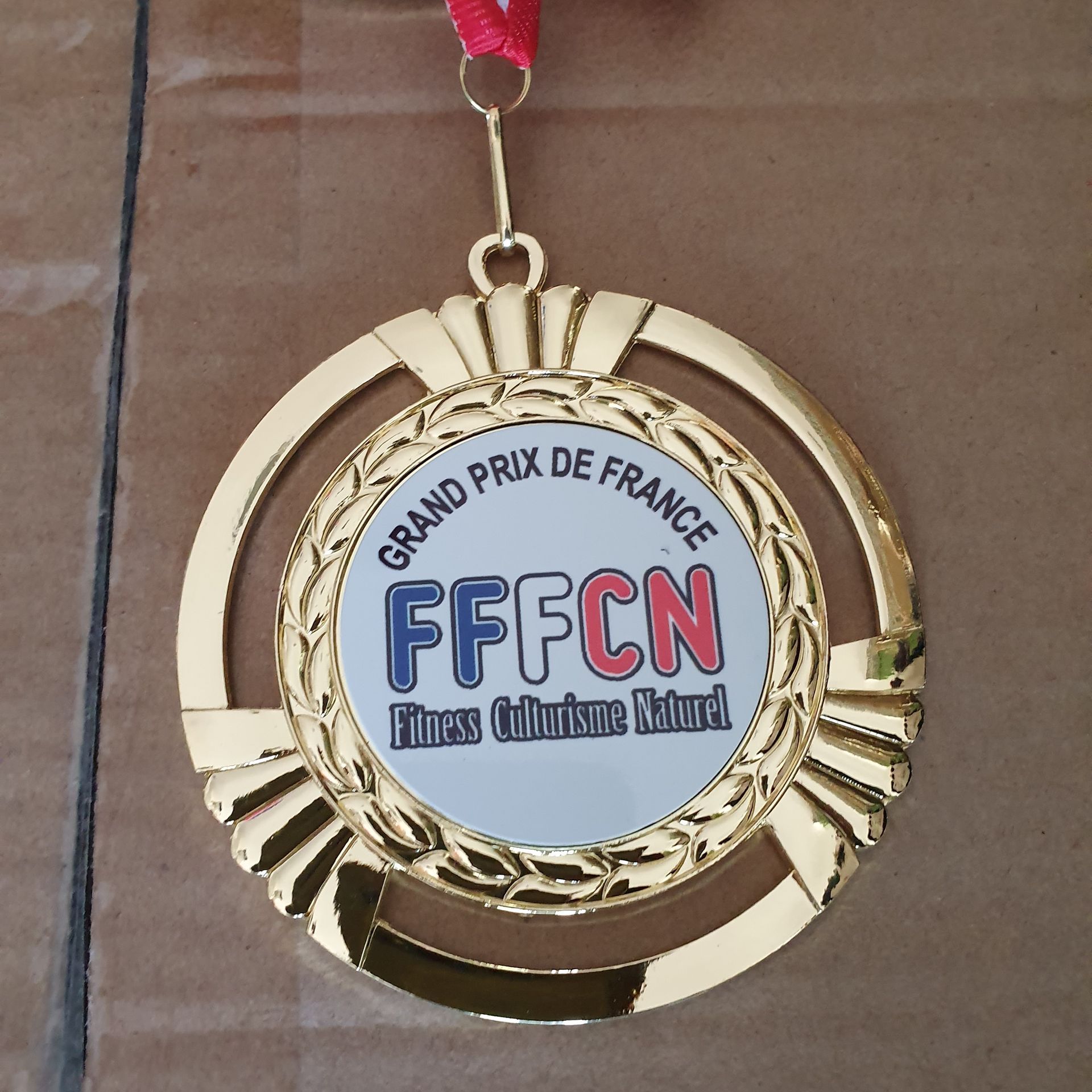 Médaille dans un écrin rouge.