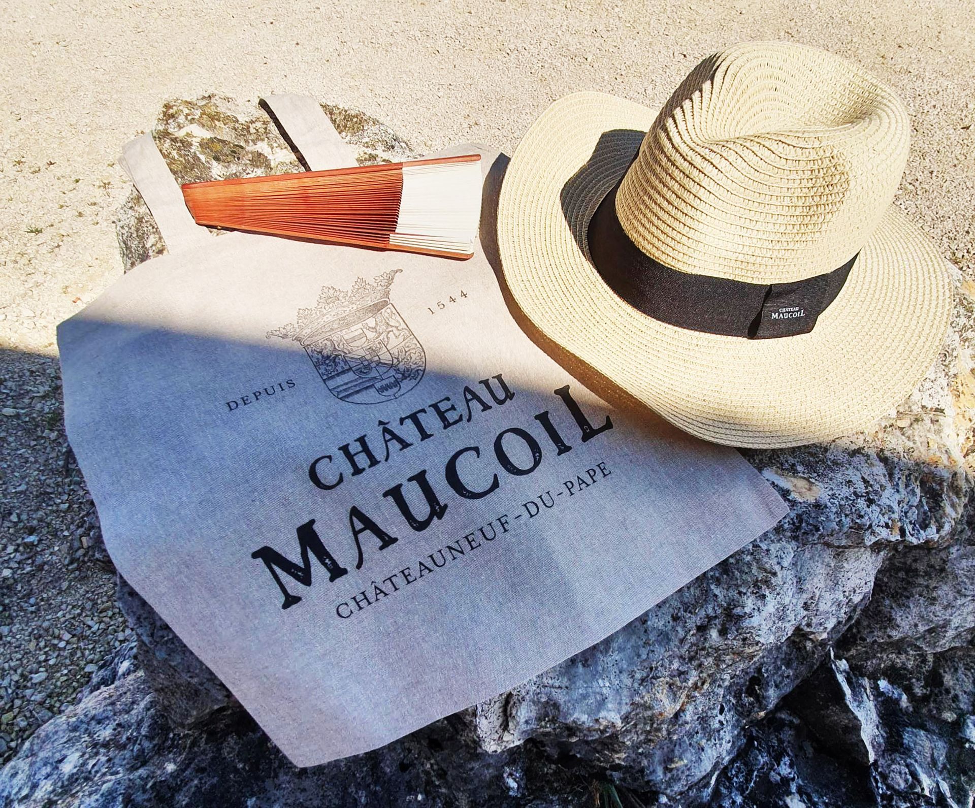 tote bag et chapeau floqués