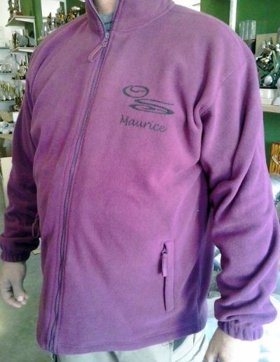 Veste violette avec un flocage personnalisé