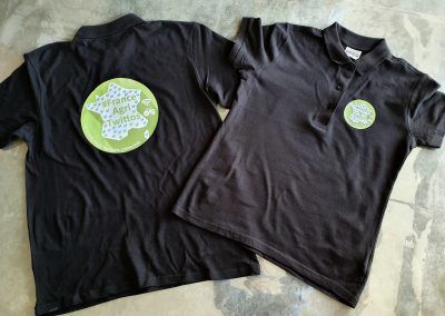 Deux tee-shirts noirs