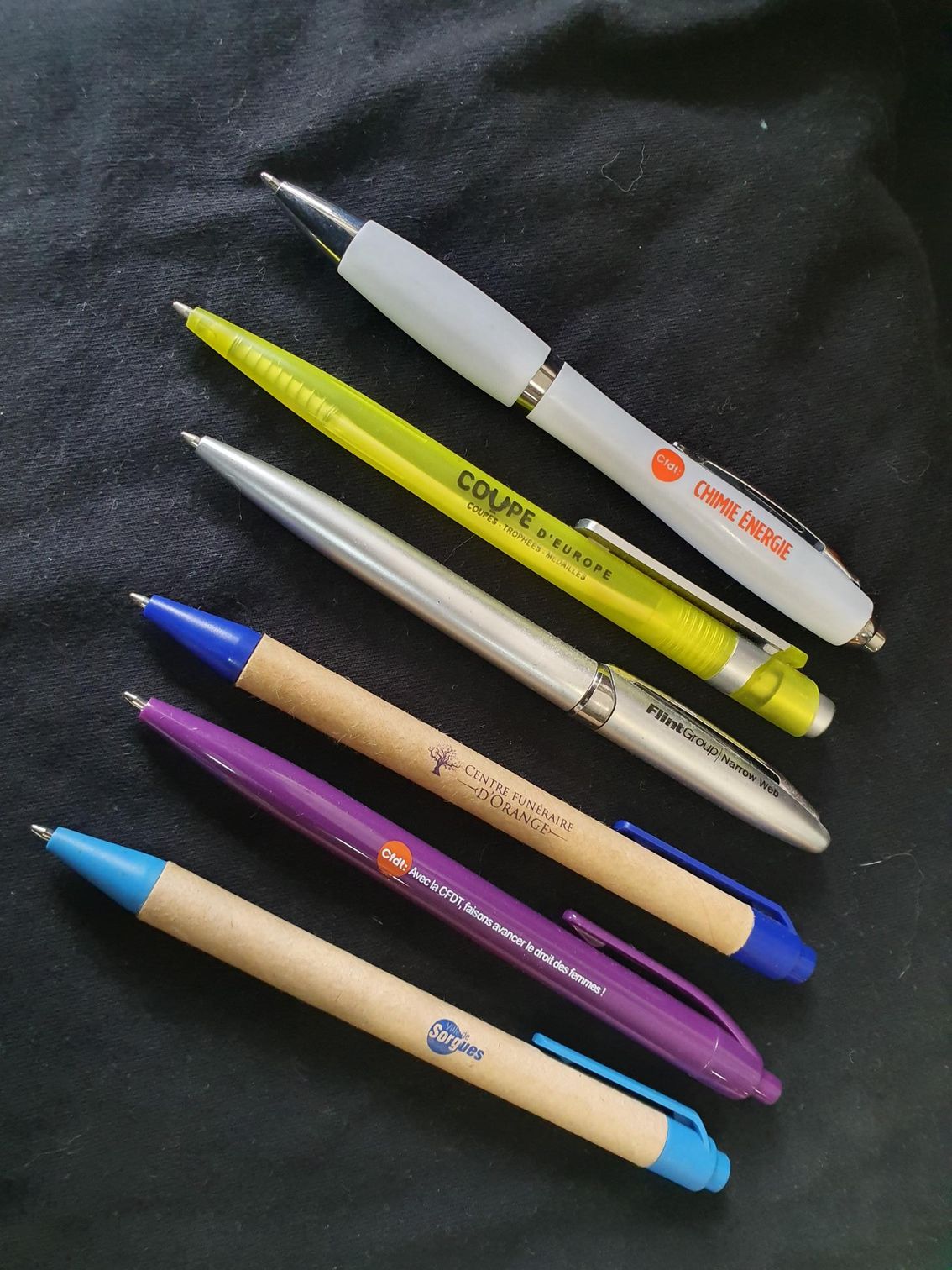 Assortiment de stylos marqués