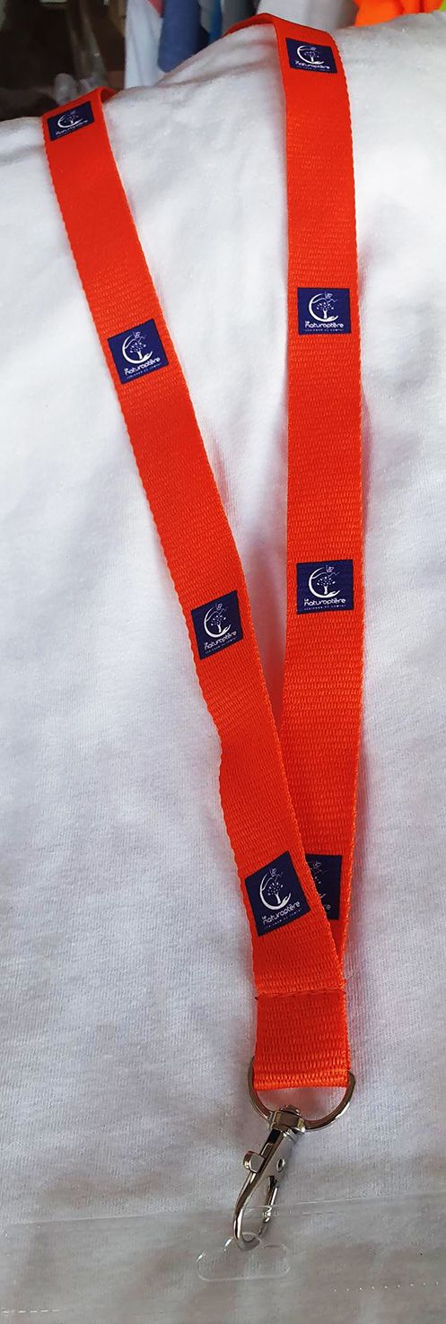 Tour de coup orange avec un marquage au nom d'une entreprise