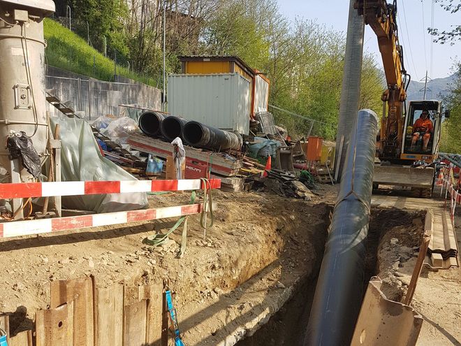 Un gruppo di persone sta osservando una planimetria su un tavolo.