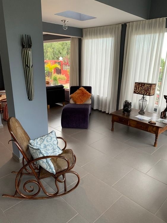 Una sala de estar con una mecedora y una mesa de café.