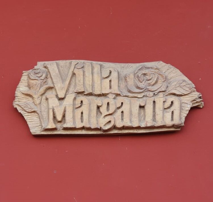 Un trozo de madera con las palabras Villa Margarita talladas en él.