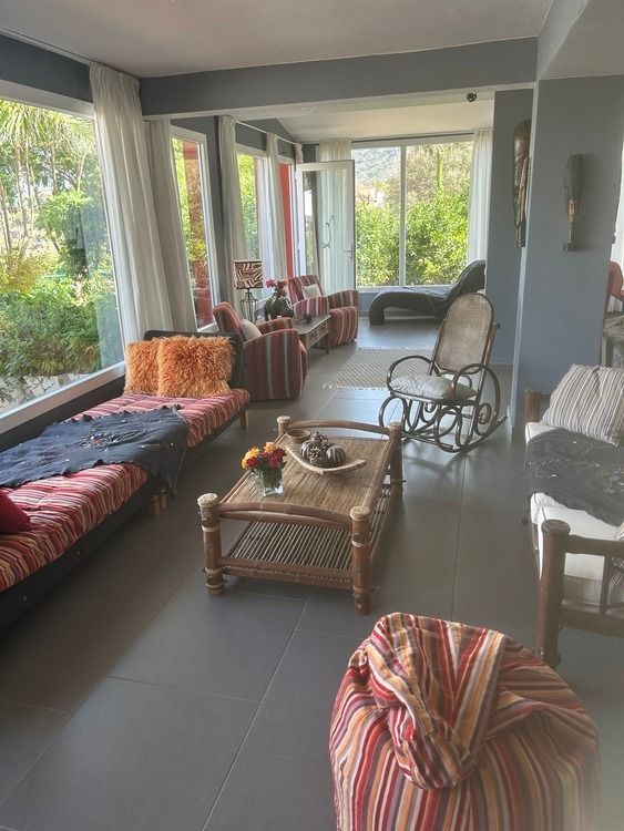 Una sala de estar llena de muebles y una mesa.