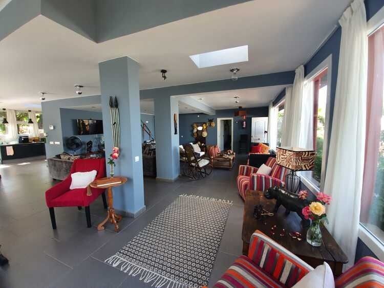 Una sala de estar con muchos muebles y un tragaluz.