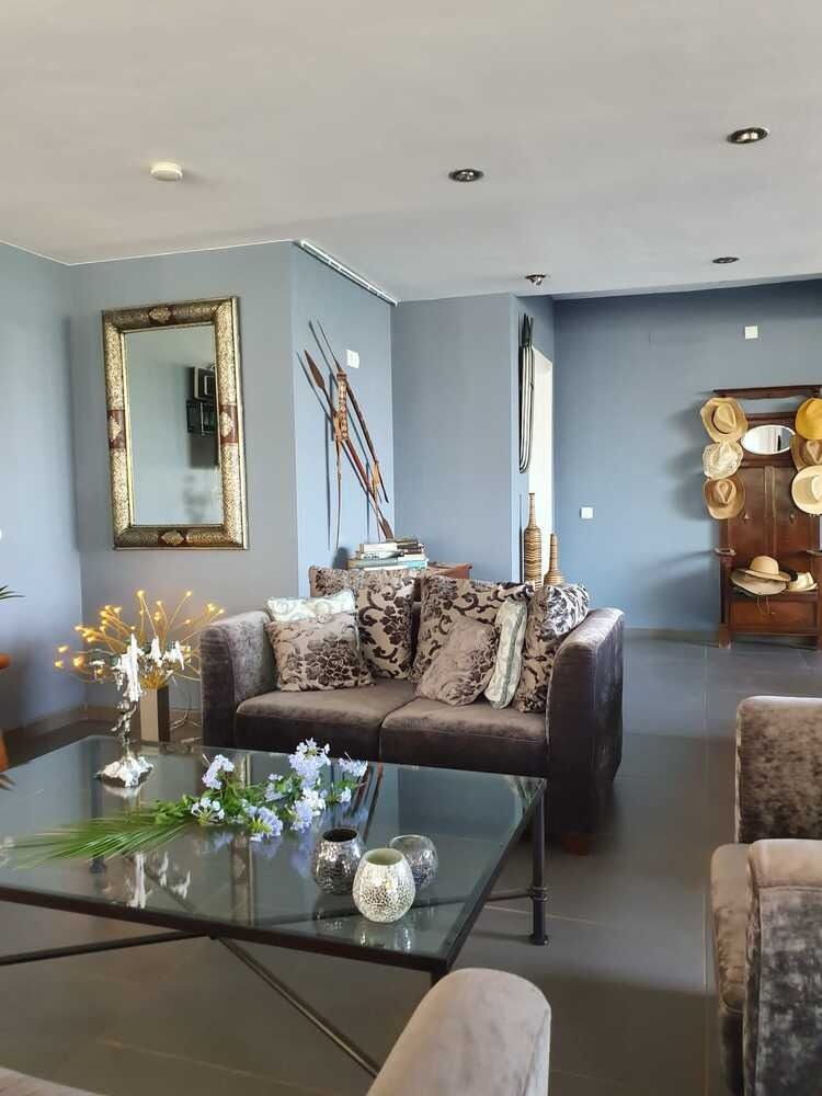 Una sala de estar con un sofá y una mesa de café.