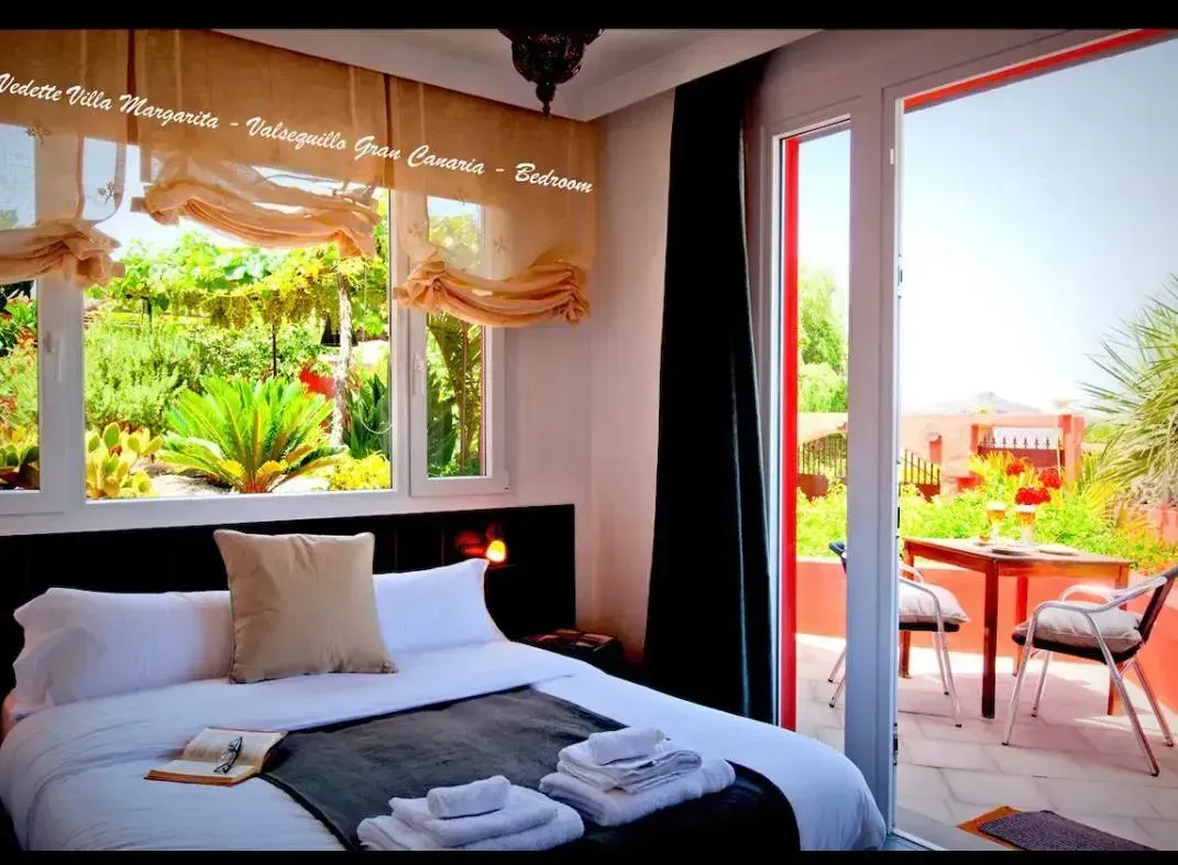 Un dormitorio con una cama grande y una puerta corrediza de vidrio.