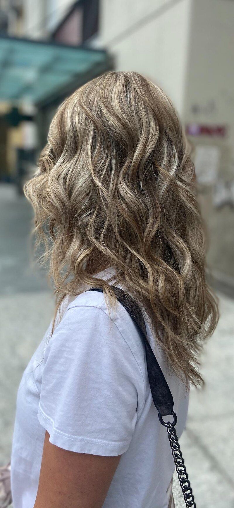 capelli ricci con mèches