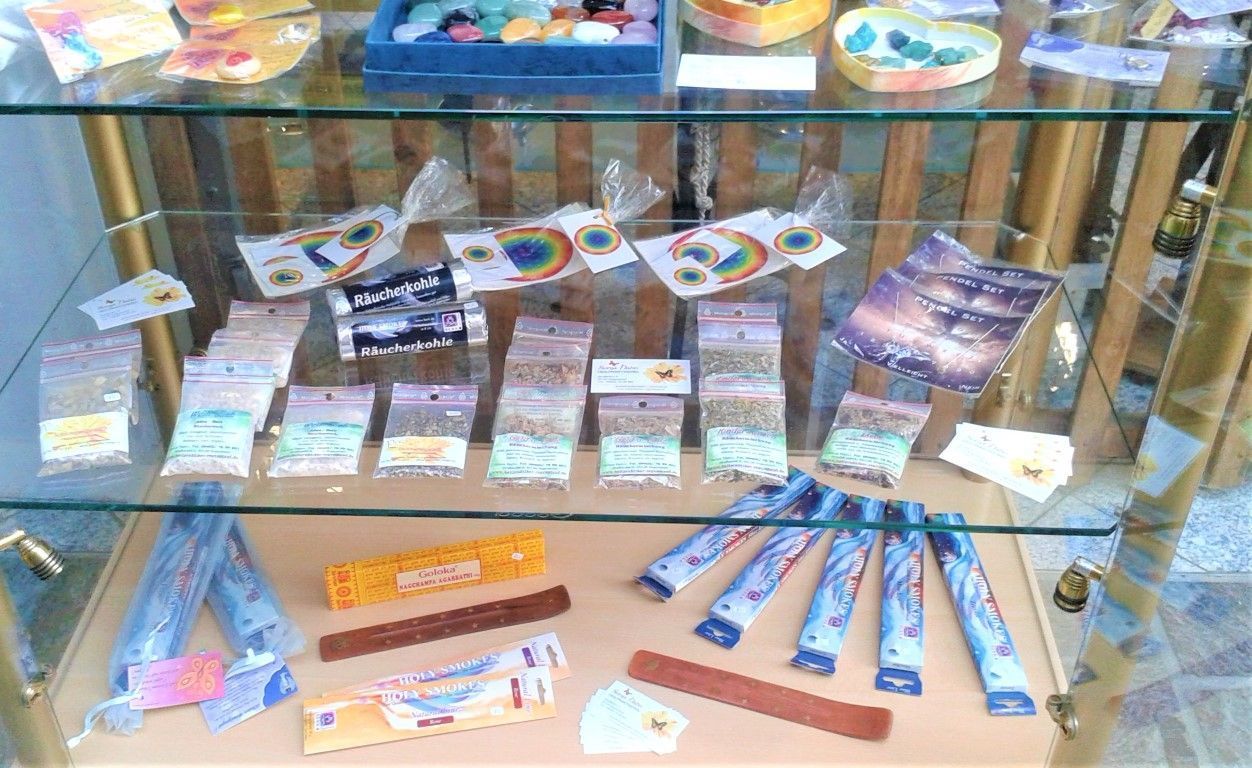 Eine Glasvitrine mit verschiedenen Gegenständen.