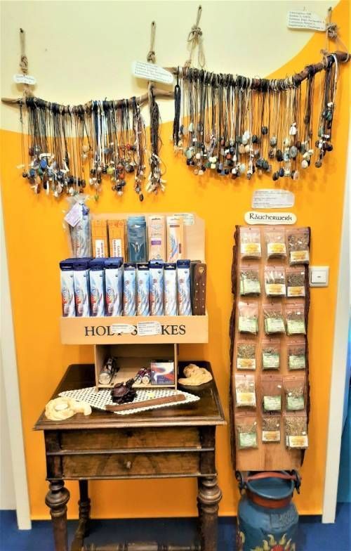 Ein Holztisch vor einer Wand mit der Aufschrift „hol kes“