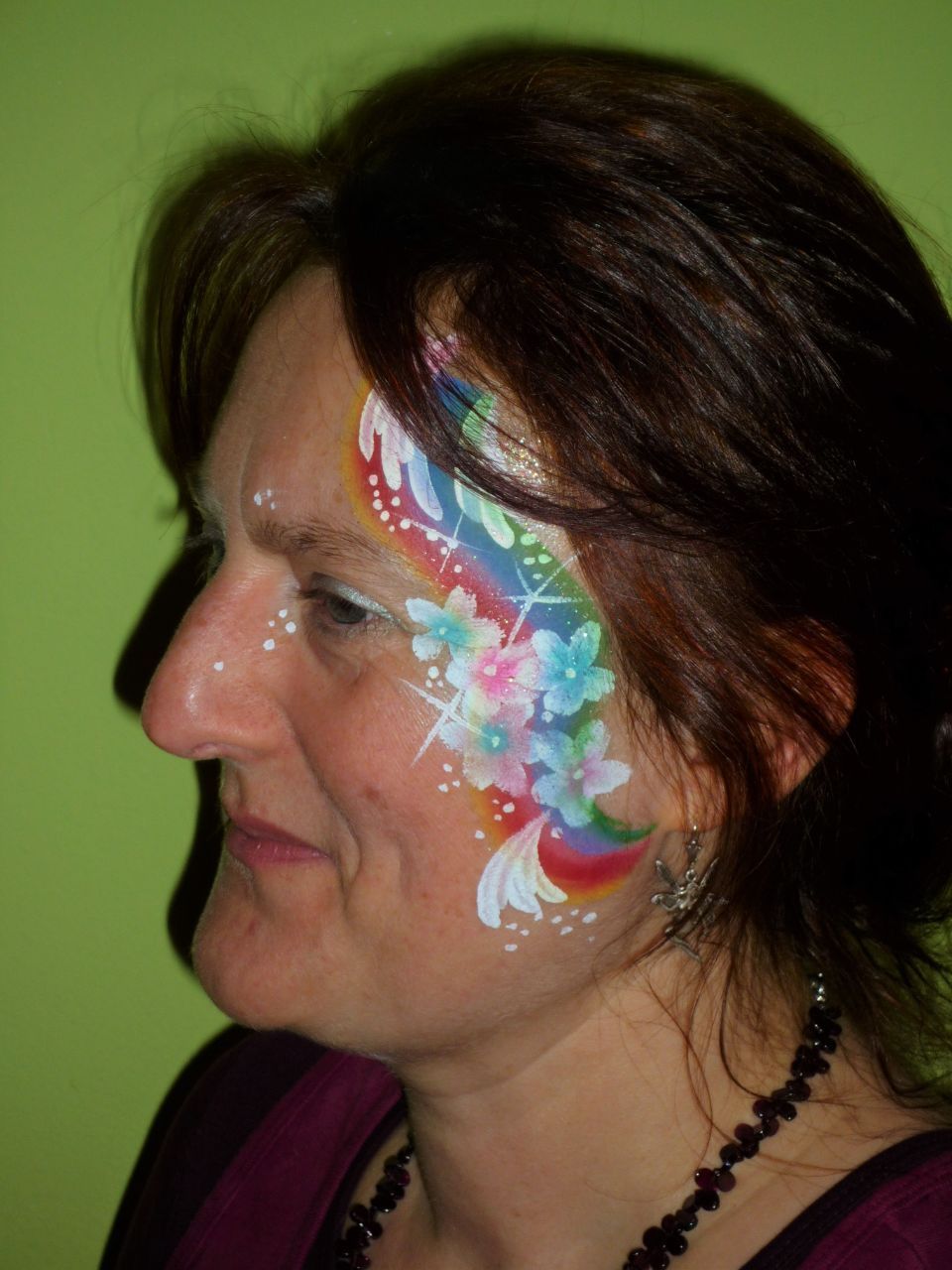 Eine Frau mit Blumen auf dem Gesicht