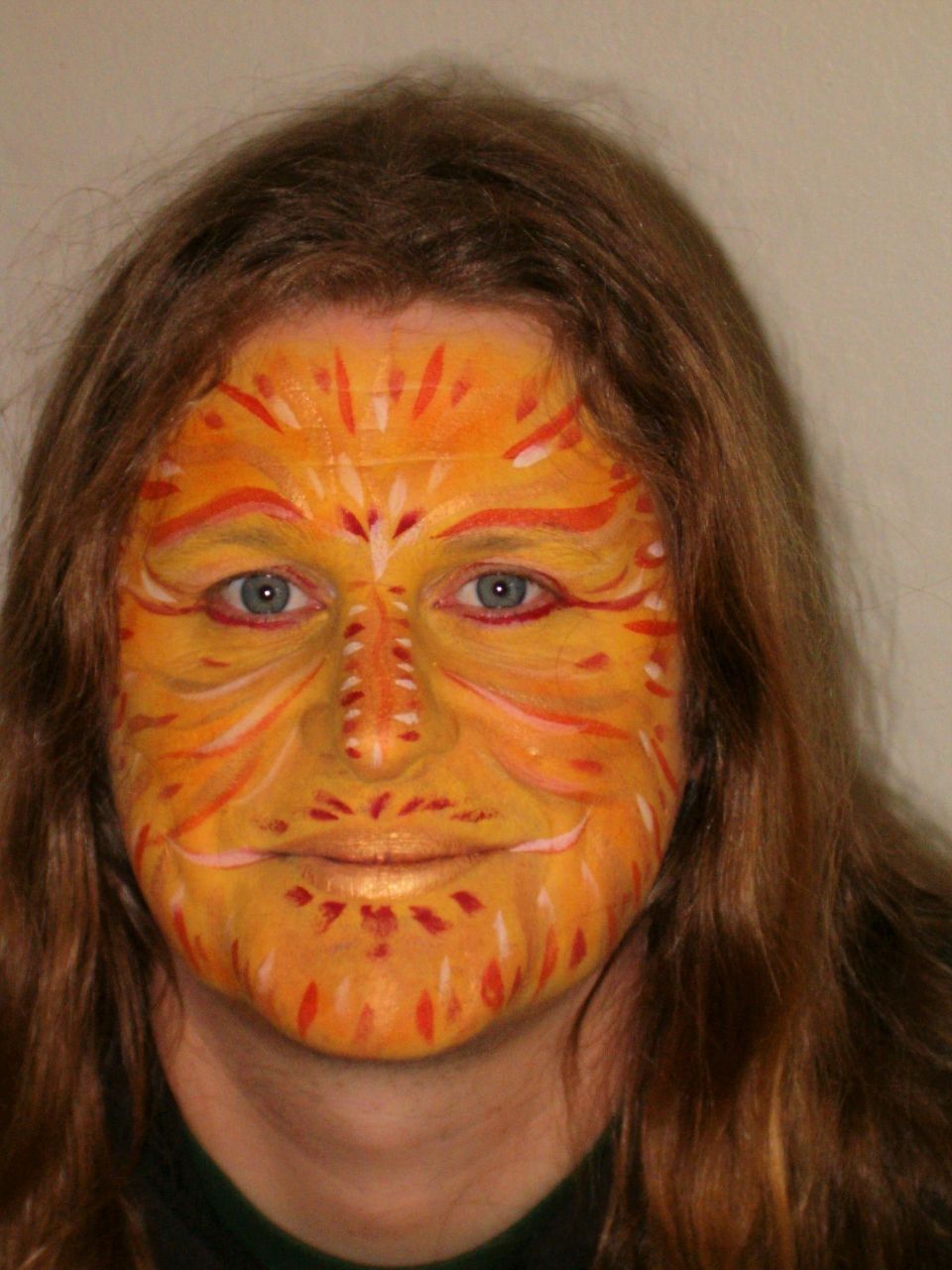 Eine Frau mit sonnenbemaltem Gesicht