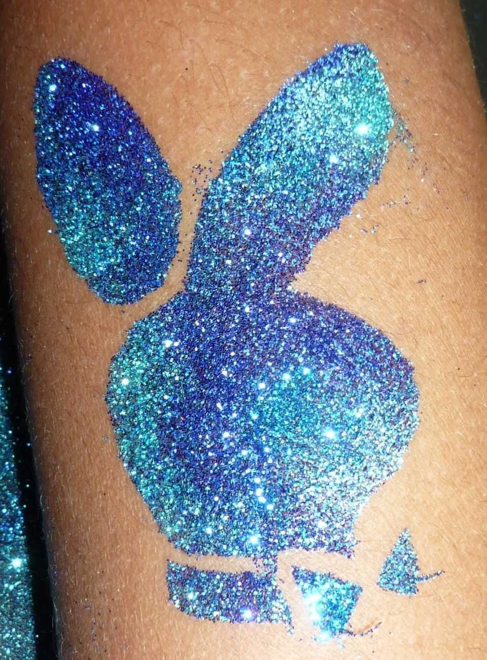 Eine Person hat ein Playboy-Bunny-Tattoo auf dem Arm