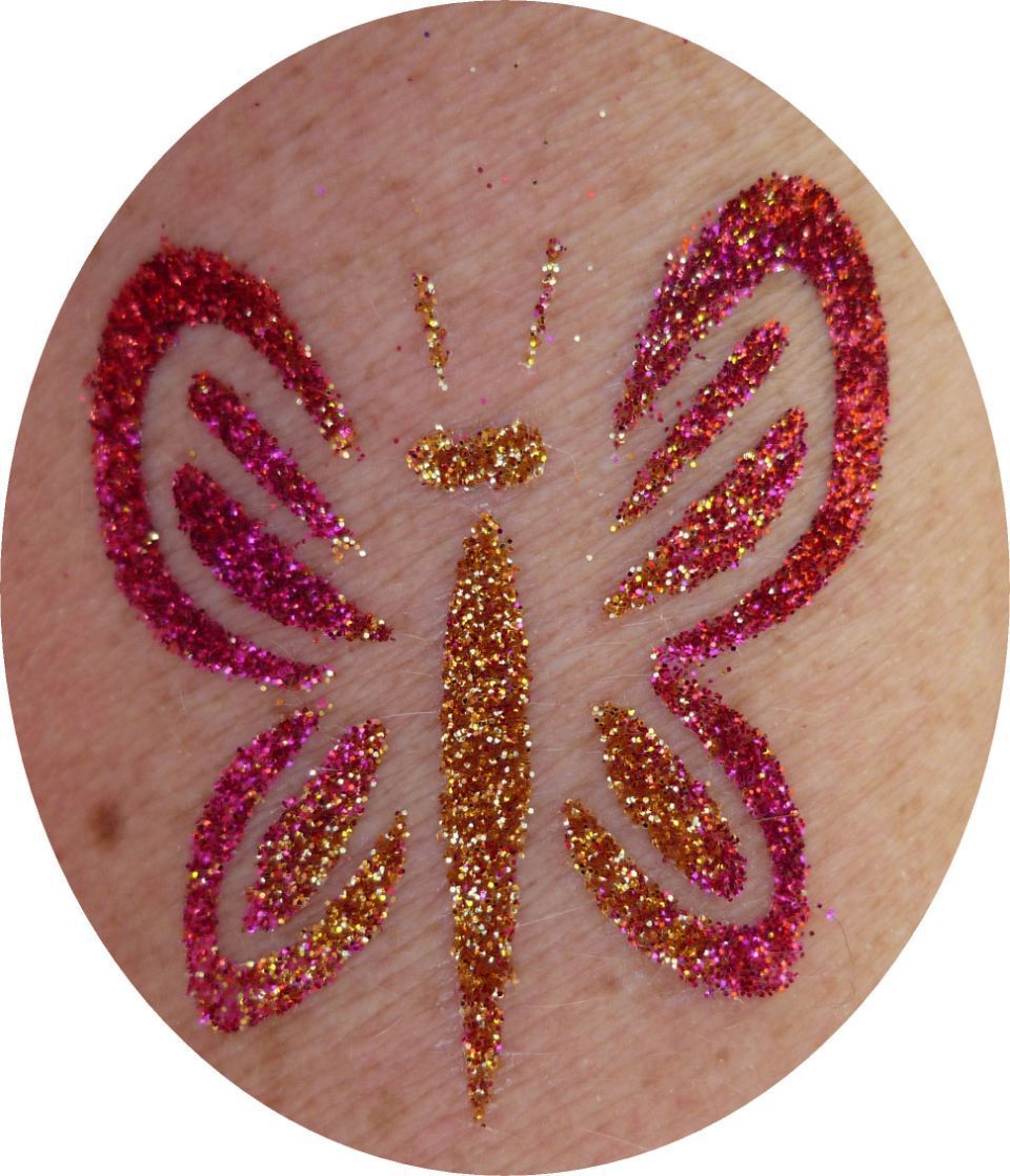 Ein rosa und goldener Schmetterling ist auf die Haut einer Person gemalt