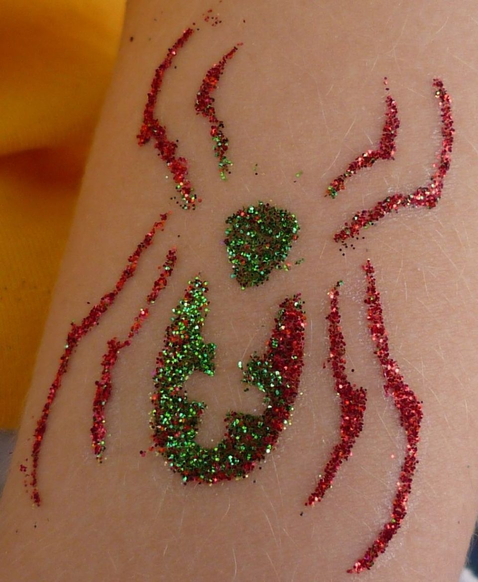 Eine Person hat ein Spinnentattoo auf dem Arm