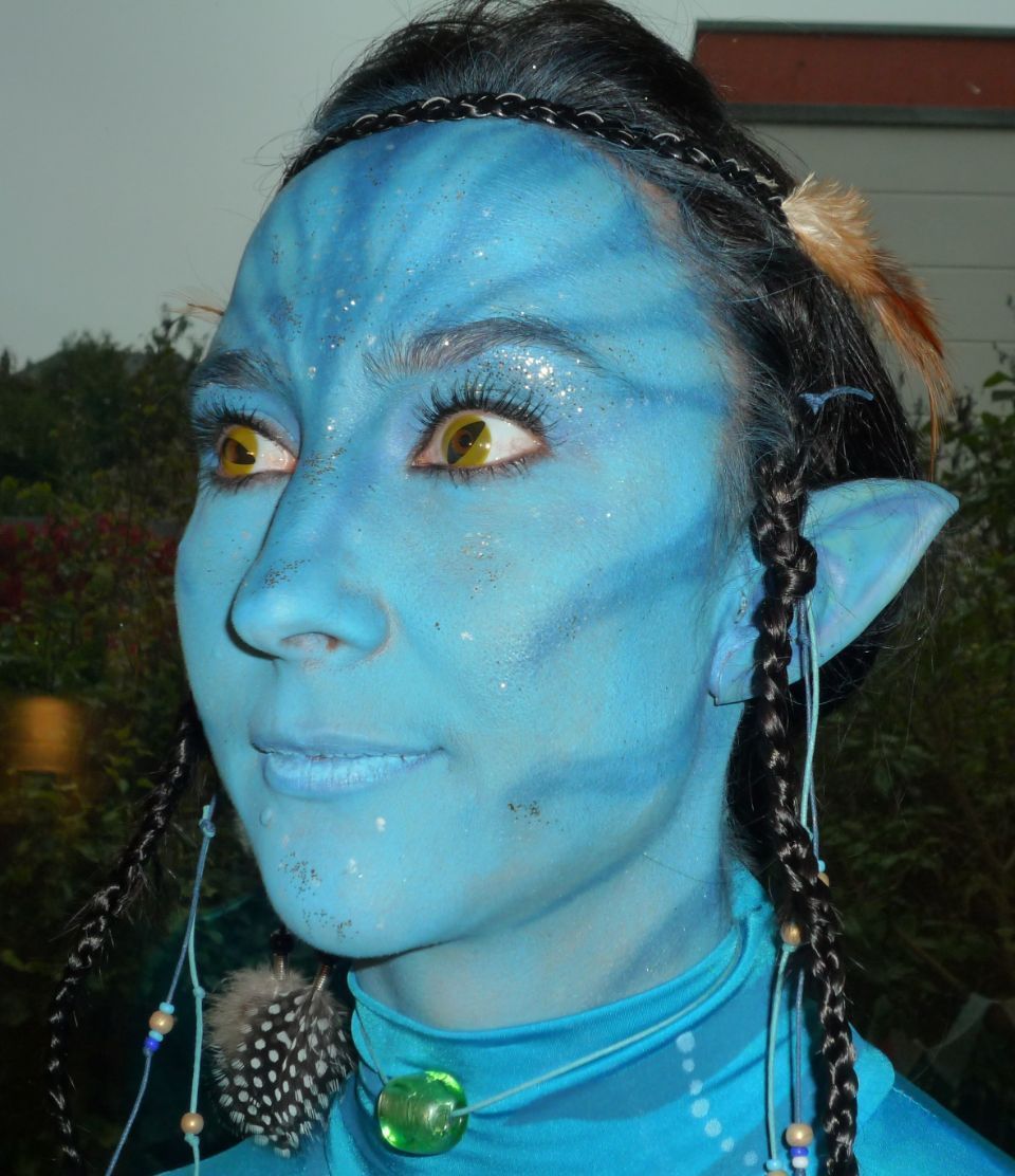 Eine Frau mit blauer Farbe im Gesicht und gelben Augen