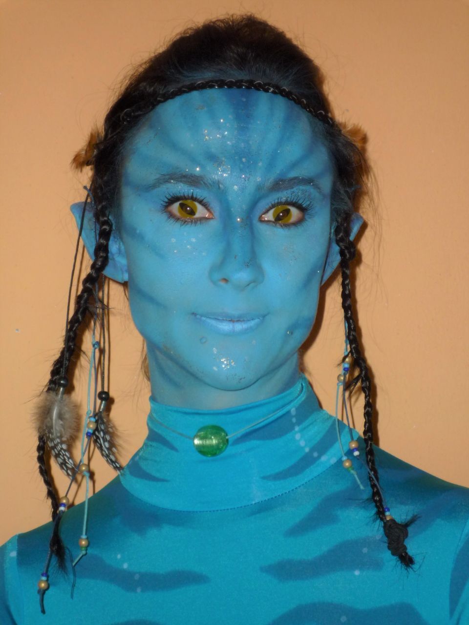 Eine Frau mit blauer Farbe im Gesicht und Zöpfen