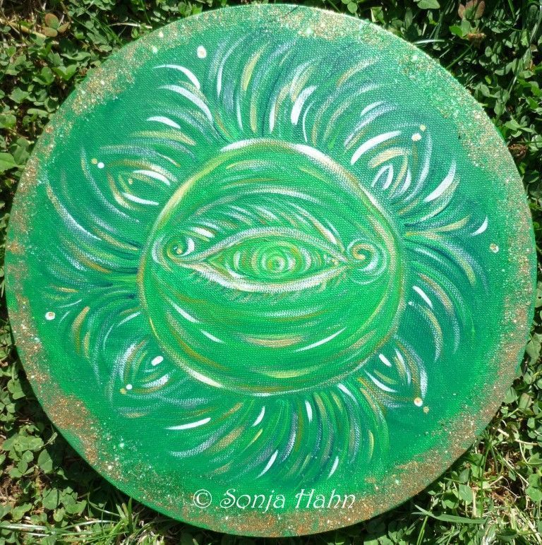 Ein Gemälde von Sonja Hahn sitzt im Gras