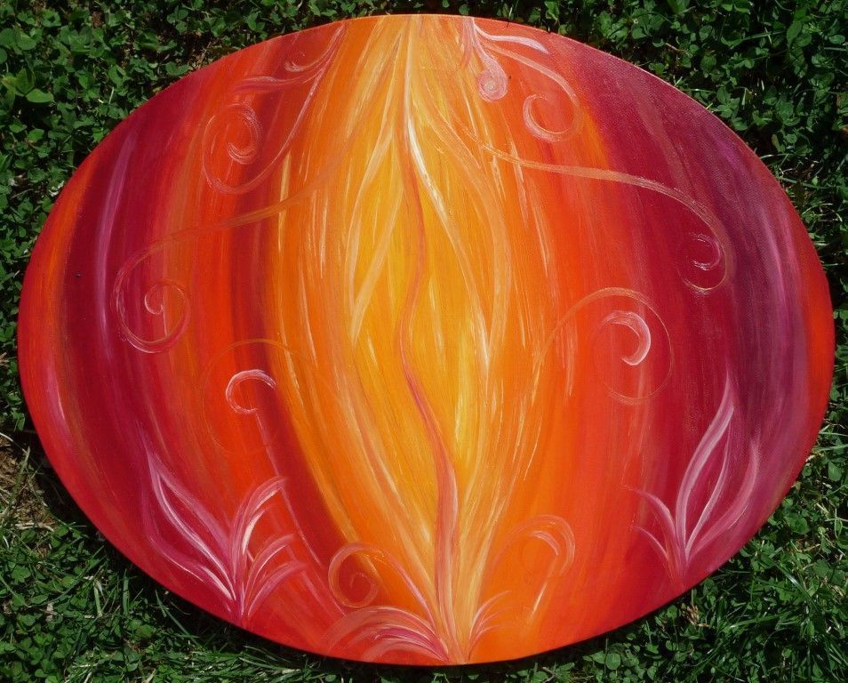 Ein rot-orangefarbenes Gemälde liegt im Gras