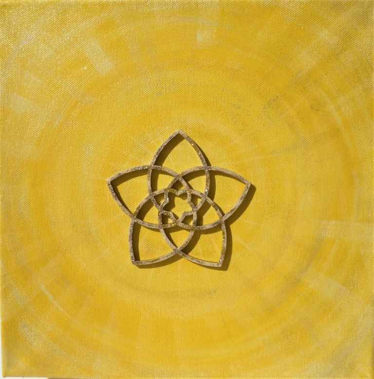 Ein gelber Hintergrund mit einem geometrischen Muster darauf