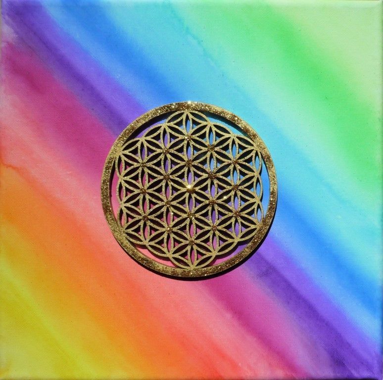 Die Blume des Lebens befindet sich auf einem Regenbogenhintergrund.