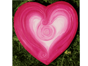 Ein rosa Herz mit einem Wirbel in der Mitte liegt auf dem Gras.